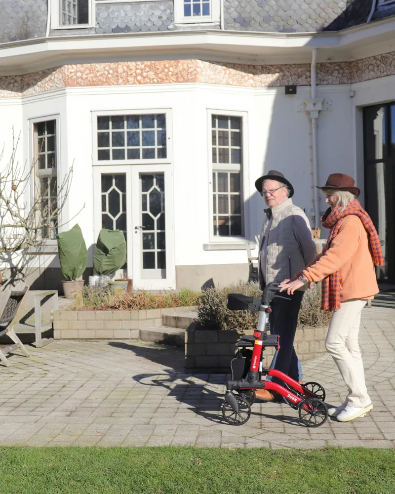 Älteres Paar vor seinem Haus