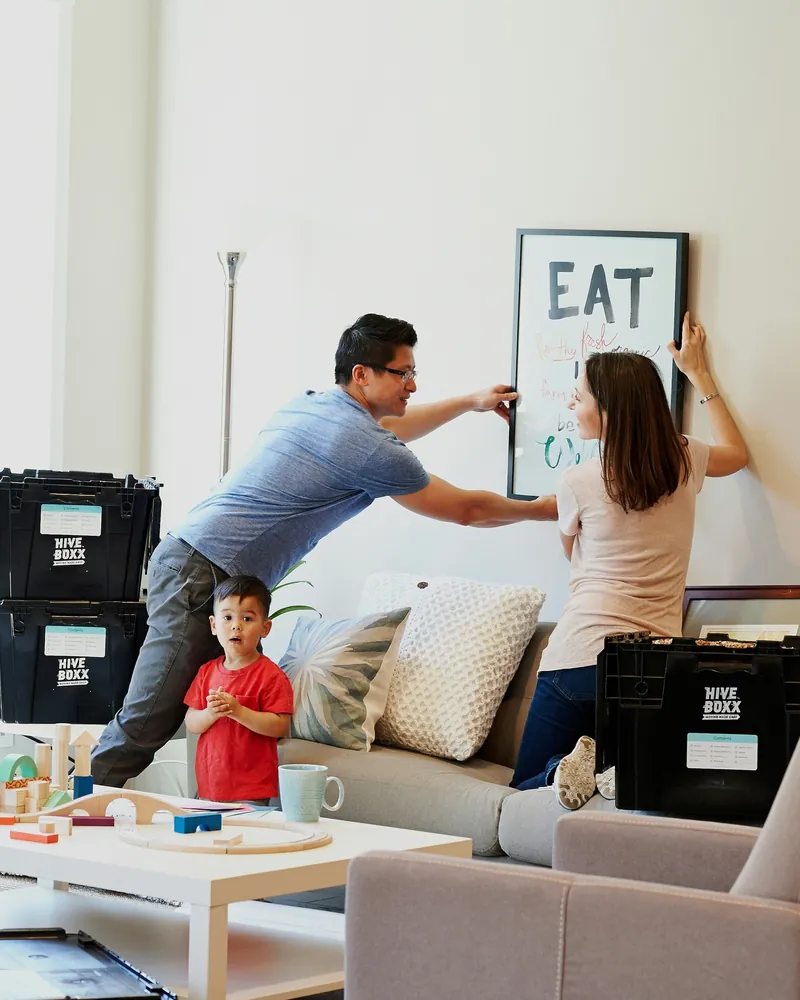Junge Familie beim Einrichten der neuen Wohnung