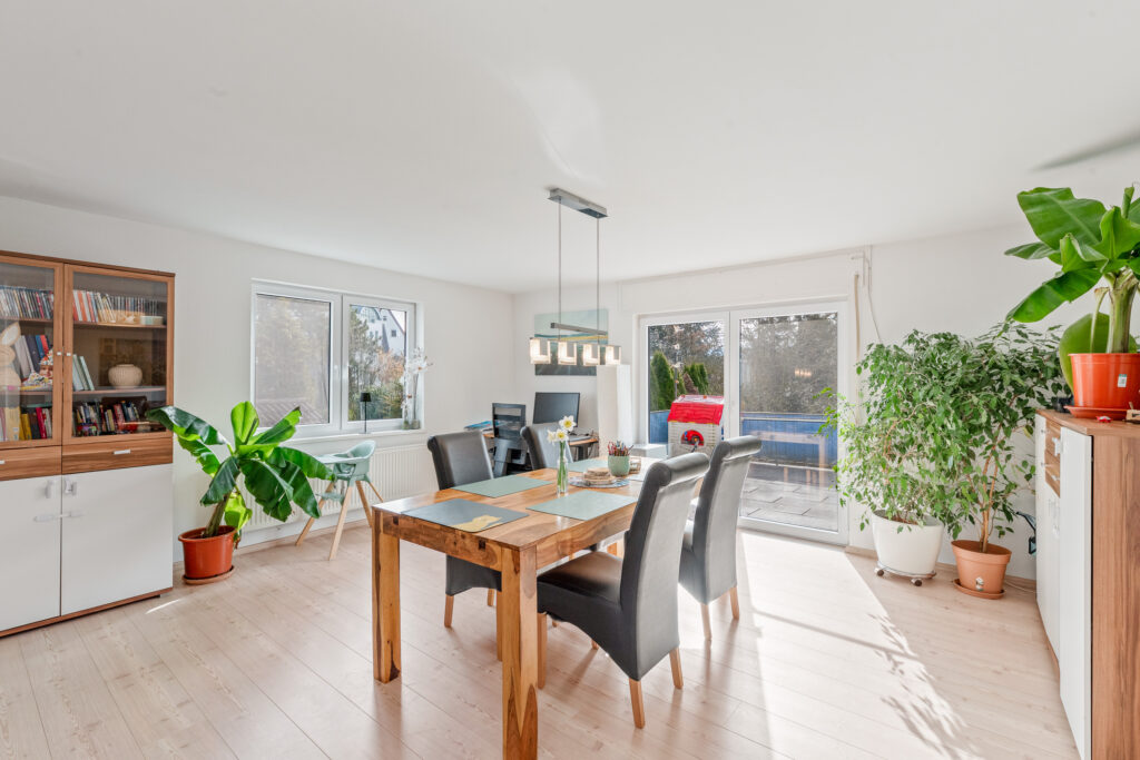 Investment: Modernes Wohnjuwel mit Garten und garantierter Rendite