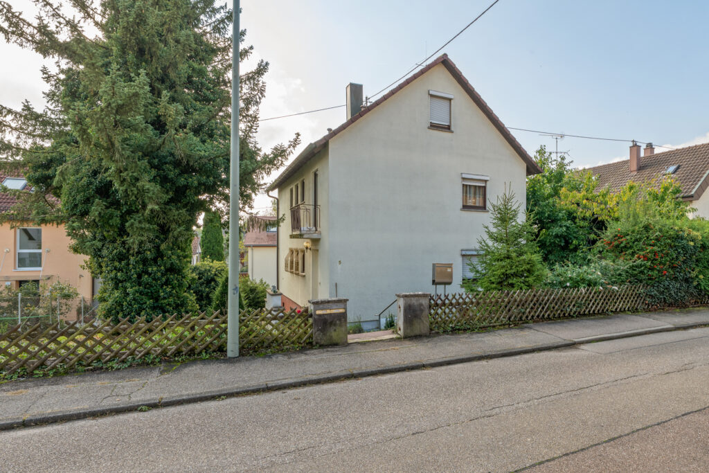 Investition mit Perspektive – gepflegtes 2-Familienhaus mit Potenzial und großem Grundstück