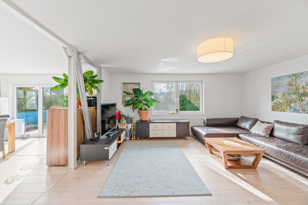 Investment: Modernes Wohnjuwel mit Garten und garantierter Rendite