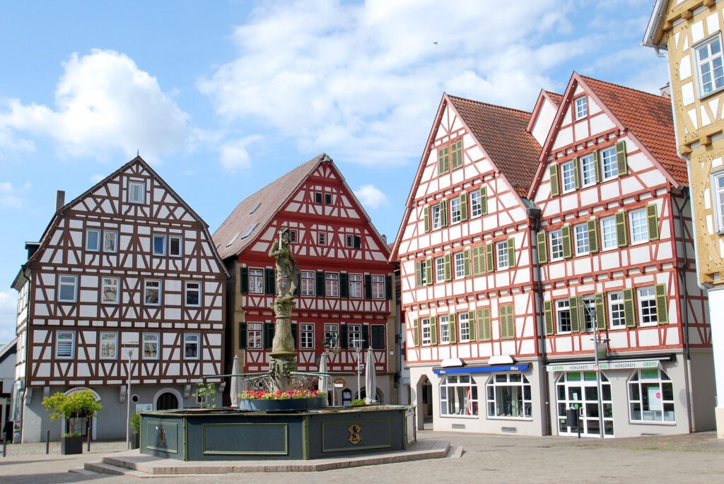 Leonberger Marktplatz mit Marktbrunnen und Fachwerkhäusern — Immobilienpreise Leonberg 2026